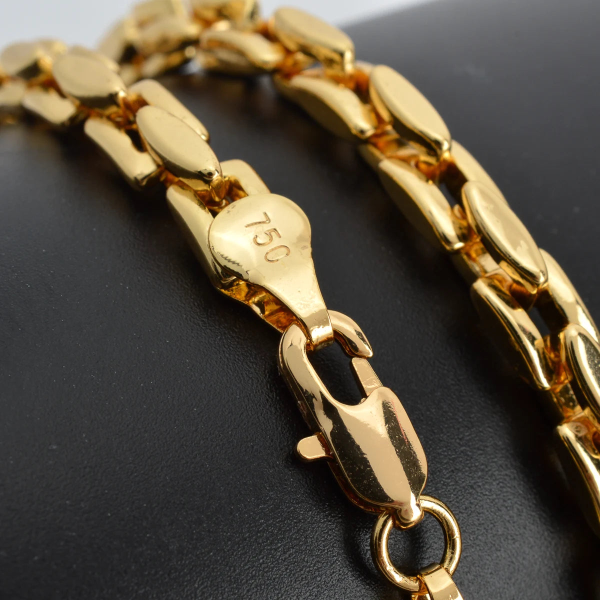 18K Gold-Plated Hiphop Link Chain Necklace close up of the clasp